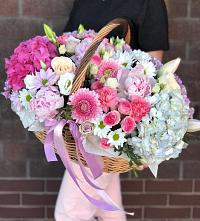Цветочная композиция из Розы, Хризантемы, Пионы и Лизиантусы в корзине в Мантурово